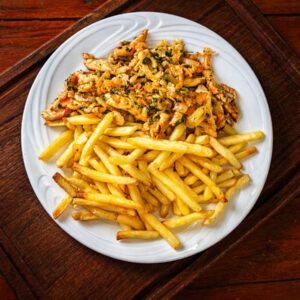 porção de file de frango com fritas