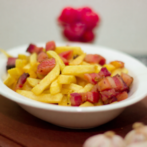 porção de fritas com bacon e queijo